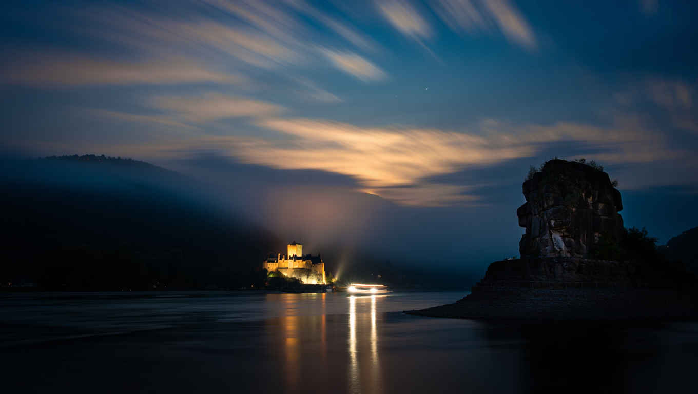 Rheintal mit Burg bei Nacht